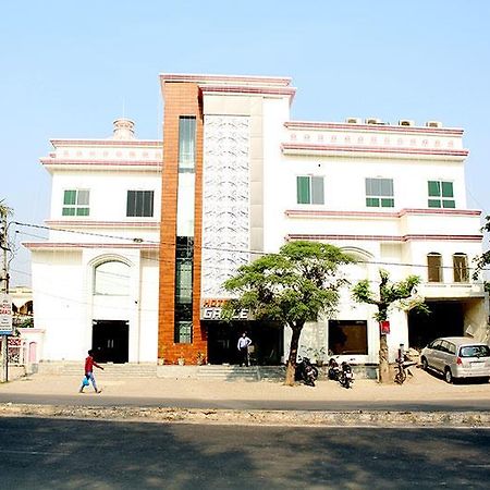 Grace Hotel Karnāl Esterno foto
