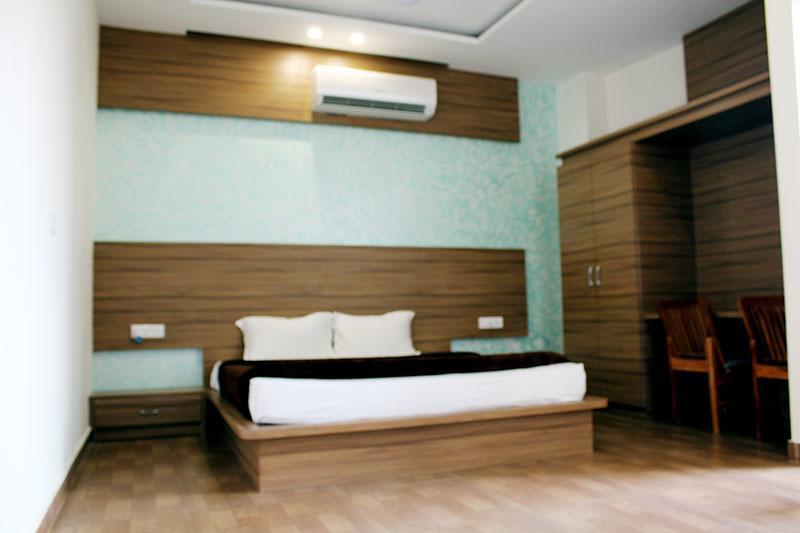 Grace Hotel Karnāl Esterno foto