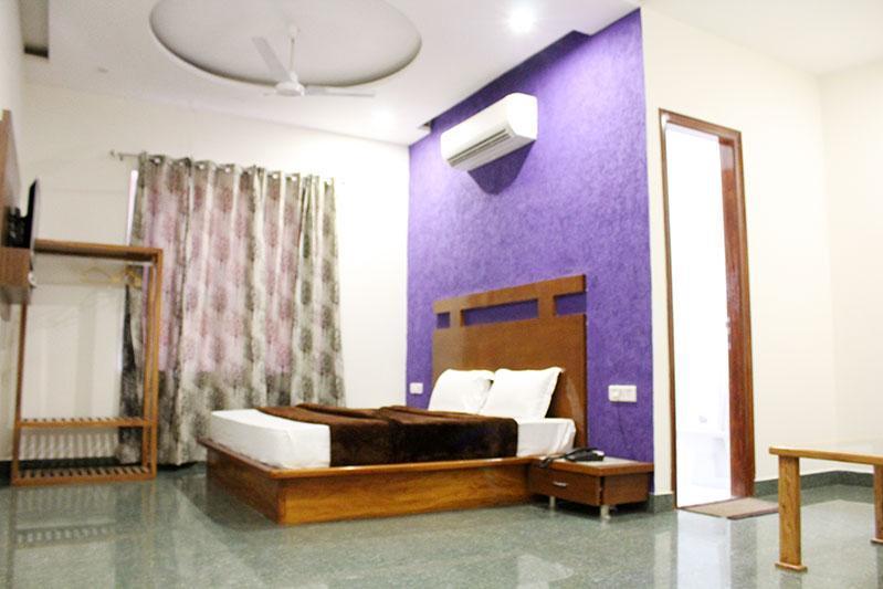 Grace Hotel Karnāl Esterno foto