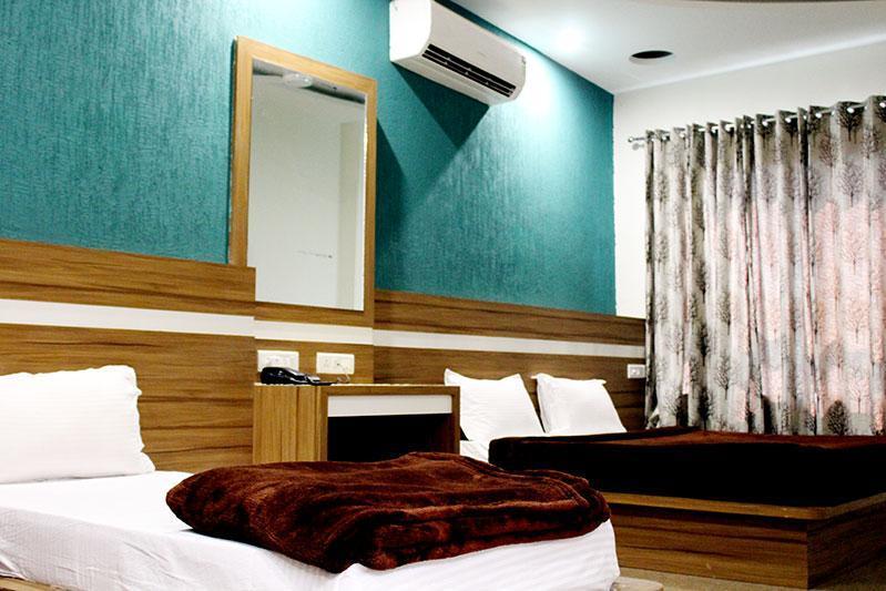 Grace Hotel Karnāl Esterno foto