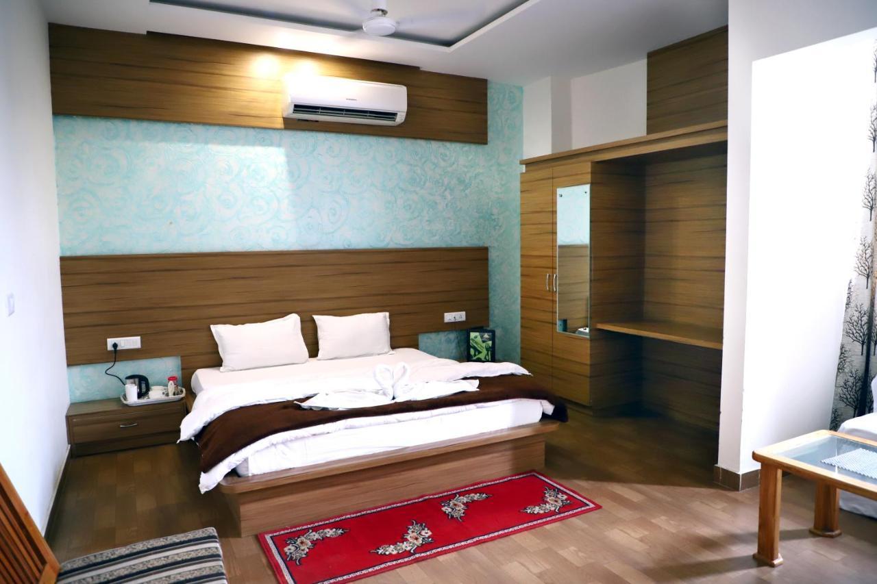 Grace Hotel Karnāl Esterno foto