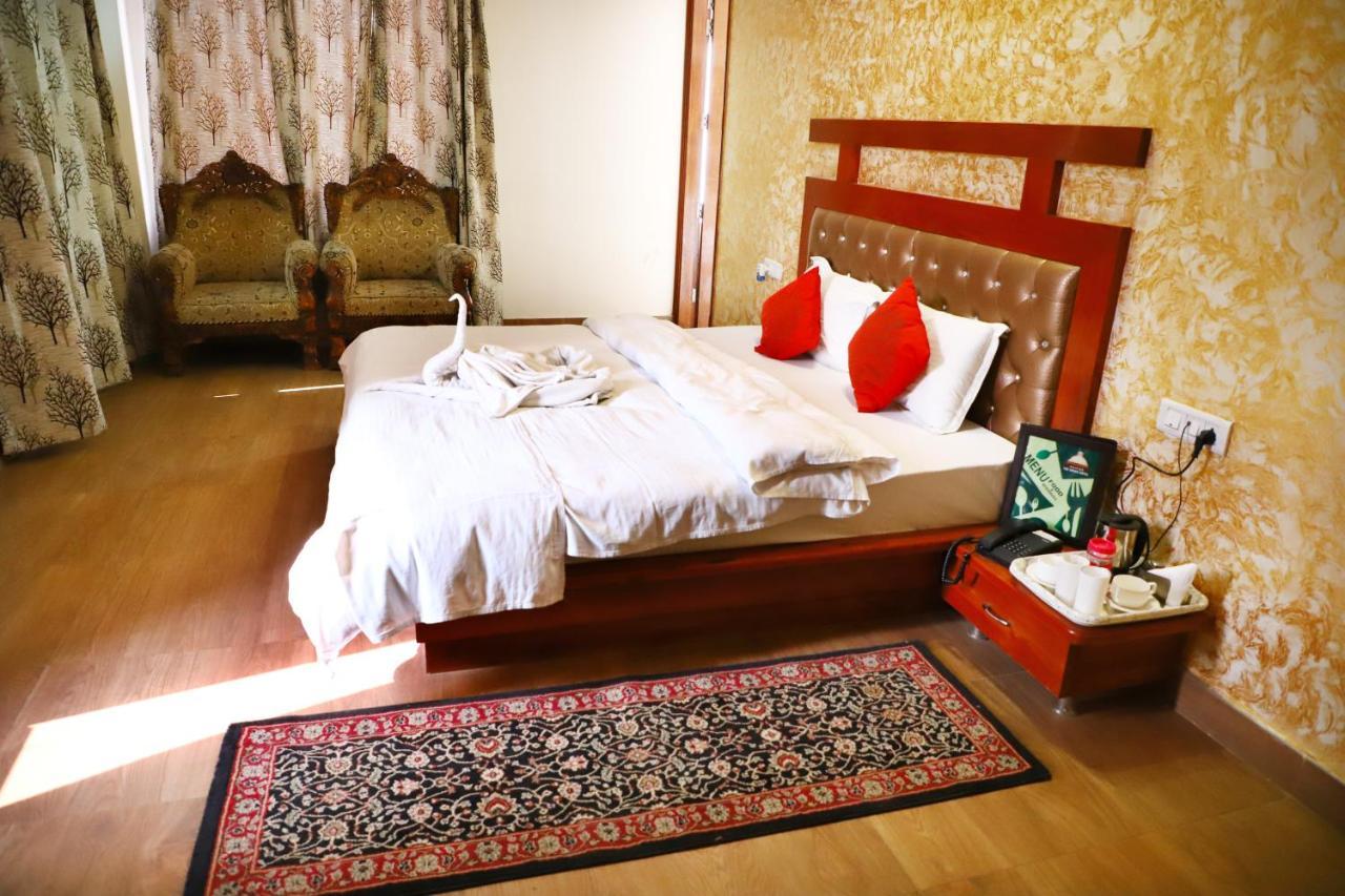 Grace Hotel Karnāl Esterno foto